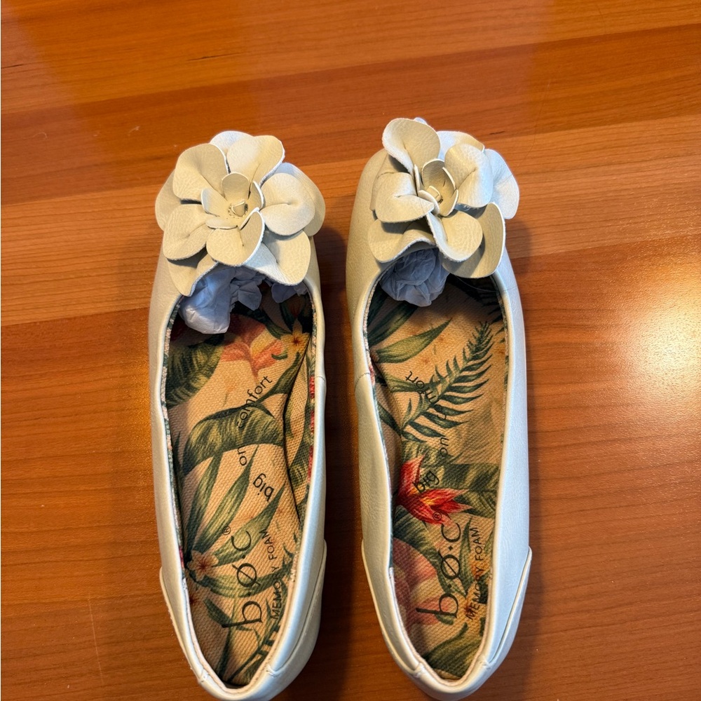 BOC by Born, off white, peony, flat floral. Size 6 M.